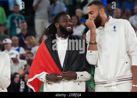 Paris, France. 11 août 2024. Les médaillés d’argent de l’équipe France Matthew Strazel, de France, et Rudy Gobert, montent sur le podium pour leurs médailles après avoir perdu contre les États-Unis 98-87 dans le match pour la médaille d’or en basketball masculin aux Jeux Olympiques de Paris 2024 au Bercy Arena à Paris, en France, le samedi 10 août 2024. Photo de Richard Ellis/UPI crédit : UPI/Alamy Live News Banque D'Images