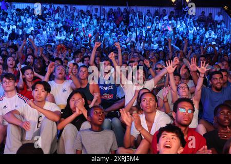 Paris, France. 10 août 2024. Les supporters français réagissent lors de la finale de basket-ball US vs France des Jeux olympiques d'été de 2024, sur un écran géant dans la zone des fans de l'Hôtel de ville, à Paris, le samedi 10 août, 2024. les États-Unis ont remporté l'or. Photo de Maya Vidon-White/UPI crédit : UPI/Alamy Live News Banque D'Images