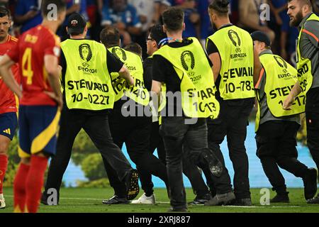 Pitch Invader en action lors du match de demi-finale de EUROÕs UEFA 2024 entre l'Espagne et la France, Munich Allianz Stadium, 9 juillet 2024 avec : pitch Invader où : Munich, Allemagne quand : 09 juil. 2024 crédit : Anthony Stanley/WENN Banque D'Images