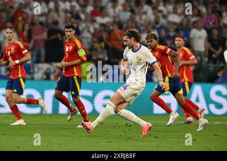 Adrien Rabiot (Juventus), Lamine Yamal (Barcelone) en action lors du match de demi-finale de l’UEFA 2024 EURO entre l’Espagne et la France, Munich Allianz Stadium, 9 juillet 2024 avec : Adrien Rabiot (Juventus), Lamine Yamal (Barcelone) où : Munich, Allemagne quand : 09 Jul 2024 crédit : Anthony Stanley/WENN Banque D'Images