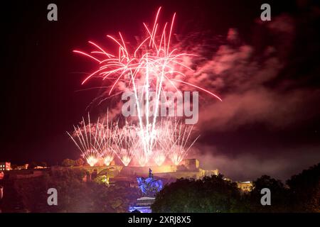 Coblence, Allemagne. 10 août 2024. Le feu d'artifice final du Rhin in Flames est lancé depuis la forteresse d'Ehrenbreitstein à Coblence. Le spectacle de feux d'artifice « Rhin in Flames » se déroule chaque année le long des plus beaux tronçons du Rhin de mai à septembre. Crédit : Thomas Frey/dpa/Alamy Live News Banque D'Images