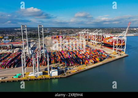 Southampton, Hampshire, Royaume-Uni. 10 août 2024. Vue aérienne générale des Western Docks au port de Southampton dans le Hampshire. Après le port de Felixstowe, Southampton est le deuxième plus grand terminal à conteneurs au Royaume-Uni, traitant un trafic de 1,5 millions d'équivalents vingt pieds (EVP). Crédit photo : Graham Hunt/Alamy Live News Banque D'Images