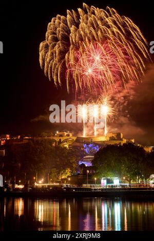 Coblence, Allemagne. 10 août 2024. Le feu d'artifice final du Rhin in Flames est lancé depuis la forteresse d'Ehrenbreitstein à Coblence. Le spectacle de feux d'artifice « Rhin in Flames » se déroule chaque année le long des plus beaux tronçons du Rhin de mai à septembre. Crédit : Thomas Frey/dpa/Alamy Live News Banque D'Images