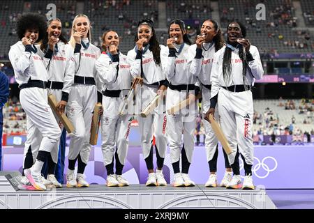 Paris, France. 10 août 2024 ; Jeux Olympiques de Paris, stade de France, Paris, France, jour 15 : Athlétisme, cérémonie de remise des médailles du relais 4x400 pour femmes, les coureuses britanniques Victoria Ohuruogu, Laviai Nielsen, Nicole Yeargin et Amber Anning reçoivent leurs médailles de bronze crédit : action plus Sports images/Alamy Live News Banque D'Images