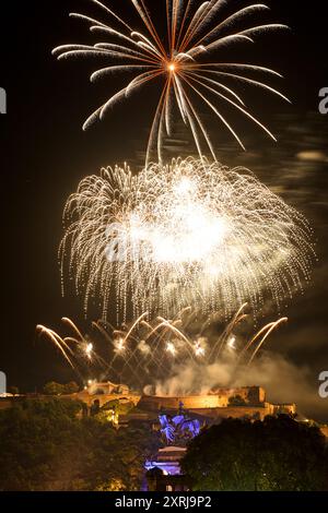 Coblence, Allemagne. 10 août 2024. Le feu d'artifice final du Rhin in Flames est lancé depuis la forteresse d'Ehrenbreitstein à Coblence. Le spectacle de feux d'artifice « Rhin in Flames » se déroule chaque année le long des plus beaux tronçons du Rhin de mai à septembre. Crédit : Thomas Frey/dpa/Alamy Live News Banque D'Images