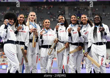 Paris, France. 10 août 2024 ; Jeux Olympiques de Paris, stade de France, Paris, France, jour 15 : Athlétisme, cérémonie de remise des médailles du relais 4x400 pour femmes, les coureuses britanniques Victoria Ohuruogu, Laviai Nielsen, Nicole Yeargin et Amber Anning reçoivent leurs médailles de bronze crédit : action plus Sports images/Alamy Live News Banque D'Images