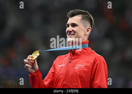 Paris, France. 10 août 2024 ; Jeux Olympiques de Paris, stade de France, Paris, France, jour 15 ; Athlétisme, cérémonie de remise de la médaille du 500m hommes, INGEBRIGTSEN Jakob de Norvège reçoit sa médaille d'or crédit : action plus Sports images/Alamy Live News Banque D'Images