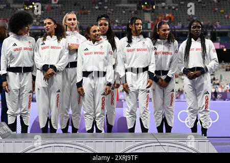 Paris, France. 10 août 2024 ; Jeux Olympiques de Paris, stade de France, Paris, France, jour 15 : Athlétisme, cérémonie de remise des médailles du relais 4x400 pour femmes, les coureuses britanniques Victoria Ohuruogu, Laviai Nielsen, Nicole Yeargin et Amber Anning reçoivent leurs médailles de bronze crédit : action plus Sports images/Alamy Live News Banque D'Images