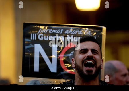 Madrid, Espagne. 10 août 2024. Madrid, Royaume d'Espagne ; 08-10-2024.- manifestation devant le ministère espagnol des Affaires étrangères pour rejeter les bombardements israéliens qui ont causé un massacre dans une école de Gaza qui a servi de refuge. La plupart des victimes priaient dans la salle de prière. Les services d’urgence ont mis les corps à 93 personnes, dont 11 enfants, et l’armée israélienne assure que c’était « précis » et contre une « cachette du Hamas. le massacre suscite des critiques internationales. Crédit : Juan Carlos Rojas/dpa/Alamy Live News Banque D'Images