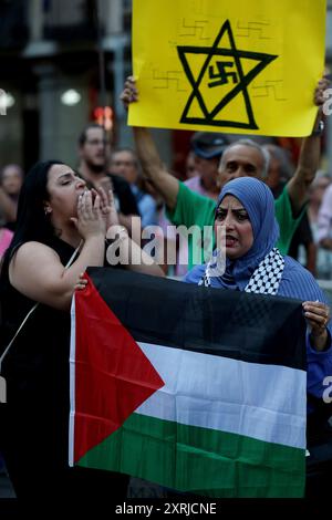 Madrid, Espagne. 10 août 2024. Madrid, Royaume d'Espagne ; 08-10-2024.- manifestation devant le ministère espagnol des Affaires étrangères pour rejeter les bombardements israéliens qui ont causé un massacre dans une école de Gaza qui a servi de refuge. La plupart des victimes priaient dans la salle de prière. Les services d’urgence ont mis les corps à 93 personnes, dont 11 enfants, et l’armée israélienne assure que c’était « précis » et contre une « cachette du Hamas. le massacre suscite des critiques internationales. Crédit : Juan Carlos Rojas/dpa/Alamy Live News Banque D'Images