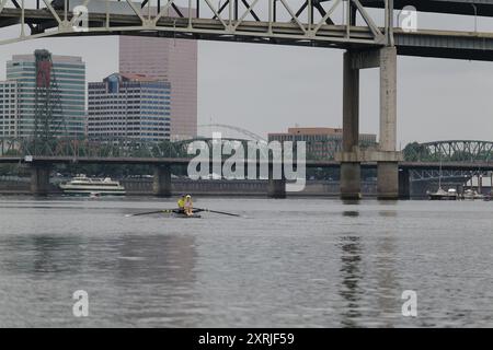 Navigation de plaisance le long des rivières Willamette et Columbia en Oregon et dans l'État de Washington à l'extérieur de Portland et Vancouver (avec des sites tels que Rooster Rock) Banque D'Images