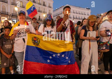 Madrid, Espagne. 10 août 2024. Les participants portent des drapeaux vénézuéliens lors d'un rassemblement. Les résidents vénézuéliens de Madrid ont organisé une cérémonie d'allumage des chandelles à la Puerta del sol de Madrid sous la devise «allumer une lumière, lumière espoir. Que toute l'Europe soit illuminée d'espoir pour le Venezuela! Crédit : SOPA images Limited/Alamy Live News Banque D'Images