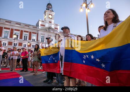 Madrid, Espagne. 10 août 2024. Les participants portent des drapeaux vénézuéliens lors d'un rassemblement. Les résidents vénézuéliens de Madrid ont organisé une cérémonie d'allumage des chandelles à la Puerta del sol de Madrid sous la devise «allumer une lumière, lumière espoir. Que toute l'Europe soit illuminée d'espoir pour le Venezuela! Crédit : SOPA images Limited/Alamy Live News Banque D'Images