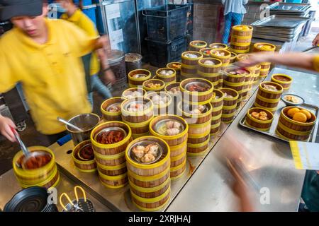 Paniers vapeur contenant des dim sum, populaires en Asie du Sud-est, au restaurant Fu er Dai à George Town, Penang, Malaisie Banque D'Images