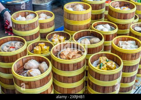 Paniers vapeur contenant des dim sum, populaires en Asie du Sud-est, dans un restaurant de George Town, Penang, Malaisie. Banque D'Images