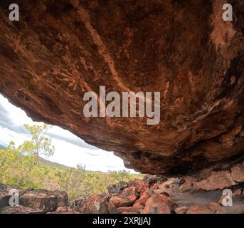 Étoiles et constellations peintes sur le plafond de l'ancien abri aborigène dans la roche, section des remparts, parc national de Chillagoe, outback Queensland, Austral Banque D'Images