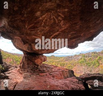 Étoiles et constellations peintes sur le plafond de l'ancien abri aborigène dans la roche, section des remparts, parc national de Chillagoe, outback Queensland, Austral Banque D'Images