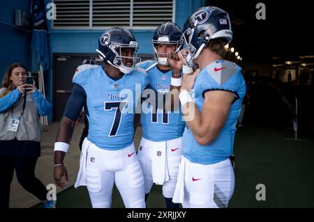 Nashville, Tennessee, États-Unis. 10 août 2024. Les quarterbacks des Titans du Tennessee se préparent à prendre le terrain. (Crédit image : © Camden Hall/ZUMA Press Wire) USAGE ÉDITORIAL SEULEMENT! Non destiné à UN USAGE commercial ! Crédit : ZUMA Press, Inc/Alamy Live News Banque D'Images