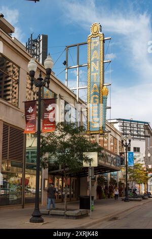 L'historique Pantages Theater et les bâtiments modernes du centre-ville de Minneapolis dans le Minnesota, États-Unis. Banque D'Images