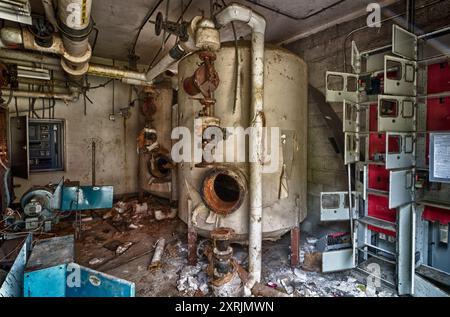 Une vieille buanderie avec des murs qui s'effondrent, des portes cassées et de la peinture qui s'écaille à la base navale de Mare Island désaffectée à Vallejo, en Californie. Banque D'Images