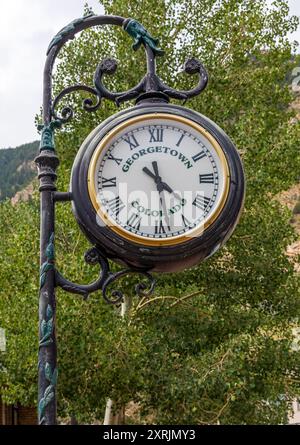 Horloge extérieure avec des arbres verts en arrière-plan à Georgetown, Colorado Banque D'Images