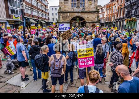 Shrewsbury, Royaume-Uni. 10 août 2024. Les manifestants se rassemblent pendant la manifestation. Les manifestants se rassemblent sur la place lors d'une manifestation contre le racisme en réaction à une manifestation d'extrême droite planifiée à la suite de troubles civils et d'émeutes, dans la ville de Shrewsbury. Crédit : SOPA images Limited/Alamy Live News Banque D'Images