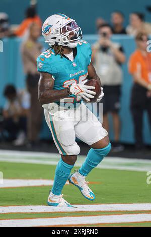 Miami Gardens, FL USA ; Miami Dolphins Running Back Jaylen Wright (25) marque un touchdown lors d'un match de pré-saison de la NFL contre les Falcons d'Atlanta au Hard Rock Stadium le vendredi 9 août 2024. Les dauphins ont battu les Falcons 20-13. (Kim Hukari/image du sport) Banque D'Images