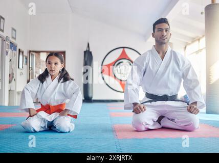 Prêt, enseignant ou enfant en dojo pour les arts martiaux, l'entraînement ou l'exercice pour se préparer à l'éducation de karaté. Leçon, jeune guerrier ou maître de judo avec fille Banque D'Images