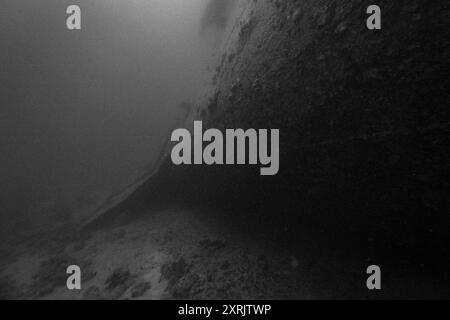 SS Thistlegorm WW2 Ship Wreck Hull coulé dans la mer Rouge en Egypte dans granuleux, mystérieux Noir et Blanc Banque D'Images