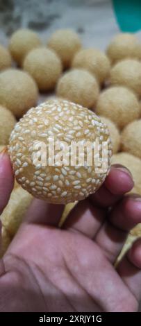 Onde-onde est une boulette de farine de riz gluant frit frit en Indonésie et des graines de sésame fourrées de haricots verts pelés. Banque D'Images