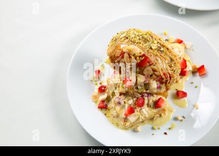 Populaire arabe Sweet Othmaliye Bil - Kishta - Crunchy Outside with Cream Filling - de la famille Kunafa Banque D'Images