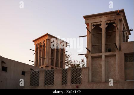 Tour à vent historique à Al Fahidi, un vieux quartier de Dubaï, démontrant la ventilation ancienne, eau. Banque D'Images