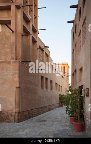 Ruelle étroite dans le Souk Bastakia historique, maintenant Al Fahidi Historical Neighbourhood, l'un des plus anciens quartiers de Dubaï Banque D'Images