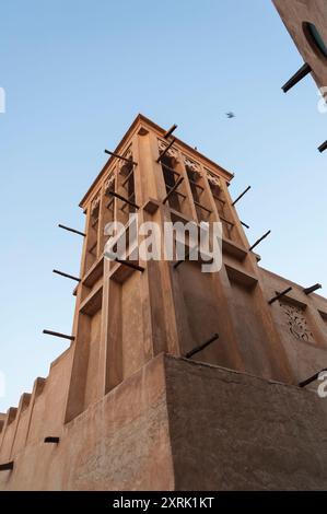 Tour à vent historique à Al Fahidi, un vieux quartier de Dubaï, démontrant la ventilation ancienne, eau. Banque D'Images