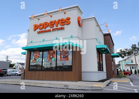 Williamsport, États-Unis. 10 août 2024. Une vue extérieure d'un restaurant Popeyes. Popeyes Louisiana Kitchen, Inc., une filiale de Restaurant Brands International, est une chaîne de plus de 4 300 restaurants de poulet frit dans plus de 35 pays. Crédit : SOPA images Limited/Alamy Live News Banque D'Images