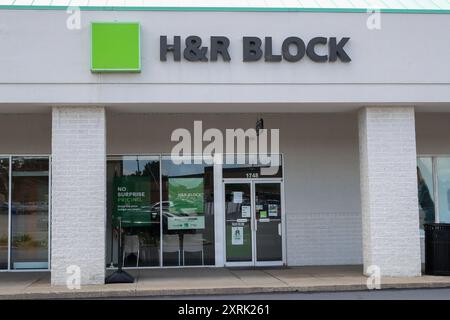 Williamsport, États-Unis. 10 août 2024. Une vue extérieure d'un bureau de préparation des déclarations H&R Block. H&R Block, Inc. est une société américaine de préparation de déclarations de revenus avec plus de 4 700 bureaux. Crédit : SOPA images Limited/Alamy Live News Banque D'Images