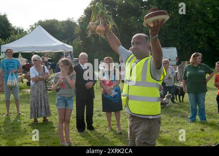 La vie de village Village summer fete England Uk ethnique asiatique Asian man multi ethnic Angleterre Kent Cudham 2010s 2017 HOMER SYKES Banque D'Images