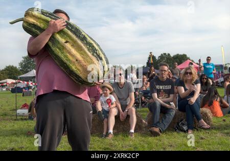Village Fete UK. Concours de légumes cultivés à la maison les plus lourds un spectacle de village. Cudham organise l'un des plus anciens spectacles et fêtes de village datant de l'époque victorienne, il a lieu chaque année le lundi de jour férié d'août. Cudham, Kent, Angleterre 28 août 2017 HOMER SYKES Banque D'Images