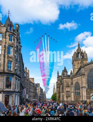 Édimbourg, Écosse, Royaume-Uni. 10 août 2024. Des flèches rouges flambent le long du Royal Mile à Édimbourg dans le cadre du Royal Edinburgh Military Tattoo 2024. Iain Masterton/ Alamy Live News Banque D'Images