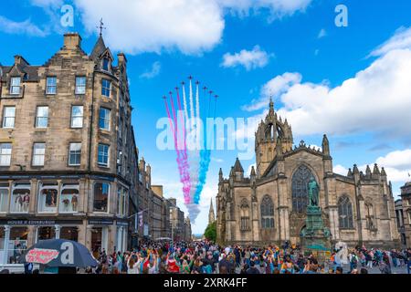 Édimbourg, Écosse, Royaume-Uni. 10 août 2024. Des flèches rouges flambent le long du Royal Mile à Édimbourg dans le cadre du Royal Edinburgh Military Tattoo 2024. Iain Masterton/ Alamy Live News Banque D'Images