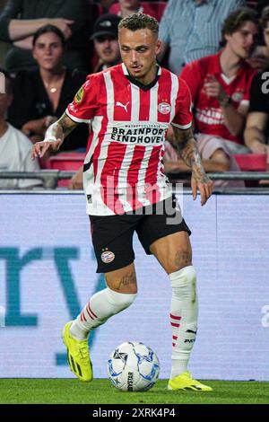 Eindhoven, pays-Bas. 10 août 2024. EINDHOVEN, PAYS-BAS - 10 AOÛT : Noa Lang du PSV dribble lors du match néerlandais Eredivisie entre le PSV et le RKC Waalwijk au Philips Stadion le 10 août 2024 à Eindhoven, pays-Bas. (Photo de Gabriel Calvino Alonso/Orange Pictures) crédit : Orange pics BV/Alamy Live News Banque D'Images