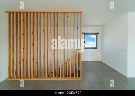 Intérieur moderne salon ou chambre de la nouvelle maison ou appartement emtpy avec fenêtre et latwall bois déviateur Banque D'Images