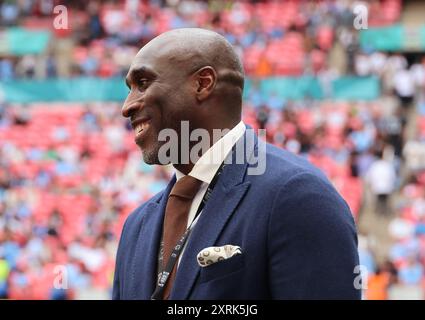 Londres, Royaume-Uni. 10 août 2024. LONDRES, ANGLETERRE - 10 AOÛT : sol Cambell ex Tottenham Hotspur et joueur d'Arsenal avant le coup d'envoi lors du FA Community Shield entre Manchester City et Manchester United au stade de Wembley le 10 août 2024 à Londres, en Angleterre. Crédit : action Foto Sport/Alamy Live News Banque D'Images