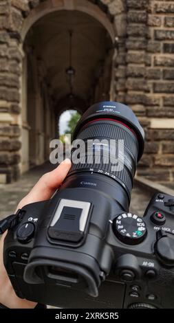 Dresde, Allemagne - 7 octobre 2023 : appareil photo Canon devant l'Opéra Banque D'Images