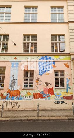 Dresde, Allemagne - 7 octobre 2023 : murales colorées d'animaux et d'enfants Banque D'Images