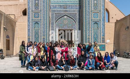 Yazd, Iran - 2 mai 2019 : groupe de jeunes filles iraniennes posant devant la mosquée Jameh de Yazd Banque D'Images