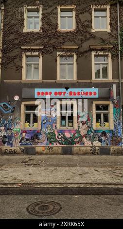 Dresde, Allemagne - 7 octobre 2023 : murale colorée un magasin de disques Banque D'Images