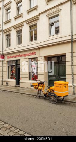 Dresde, Allemagne - 7 octobre 2023 : livraison jaune Deutsche Post vélo Banque D'Images