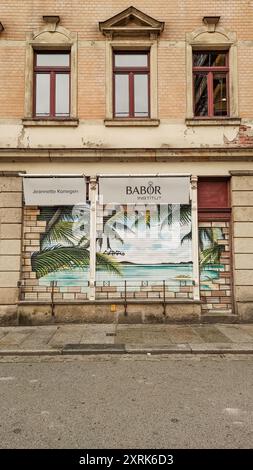 Dresde, Allemagne - 7 octobre 2023 : murale de palmiers Street view shop Babor Banque D'Images