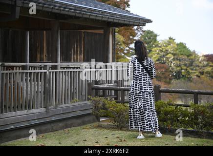 Paysage avec vue panoramique d’une jeune fille japonaise au jardin Gyokusen’inmaru à Kanazawa, Ishikawa Japon. Banque D'Images